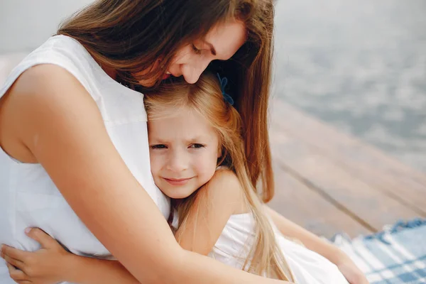 Küçük kızları annesiyle — Stok fotoğraf