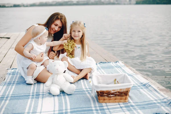 Mère avec deux filles — Photo