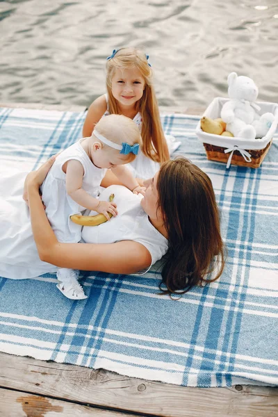 Mère avec deux filles — Photo