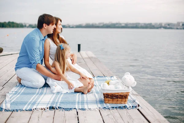 Grande família perto do lago — Fotografia de Stock