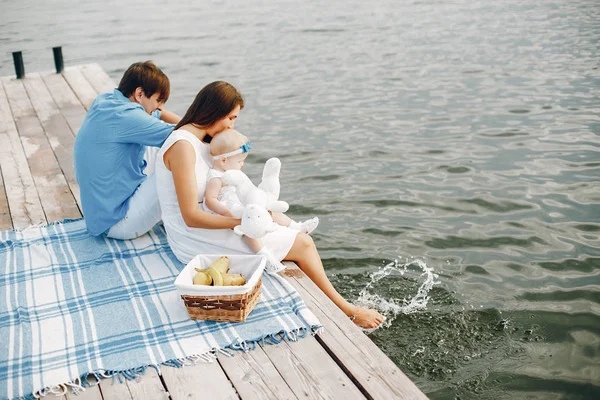 Stor familj nära lake — Stockfoto