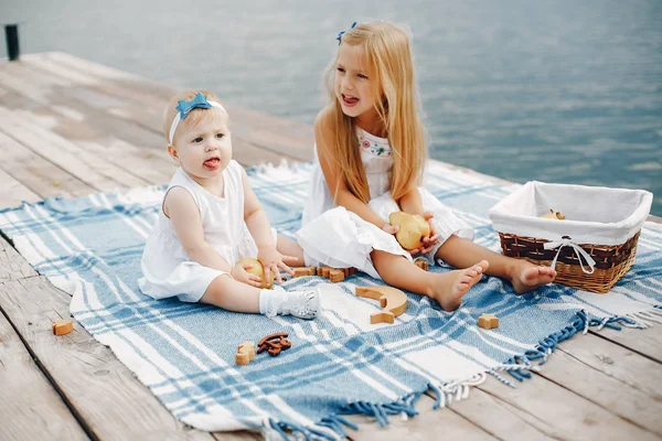 Jolies Petites Filles Robe Blanche Enfant Assis Près Eau Soeurs — Photo