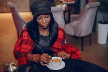 Bir kafede zarif siyah kız