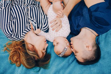 Yaz parkında oynayan sevimli bir aile.