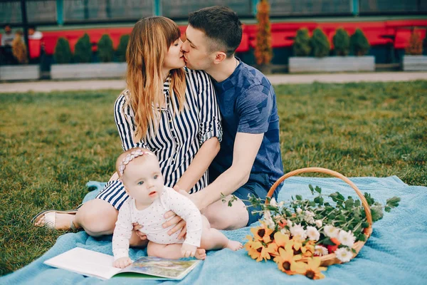 Söt familj som leker i en sommarpark — Stockfoto