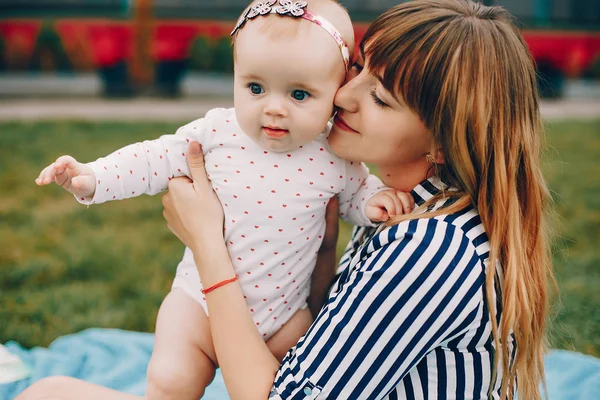 Mãe com filha brincando em um parque de verão — Fotografia de Stock