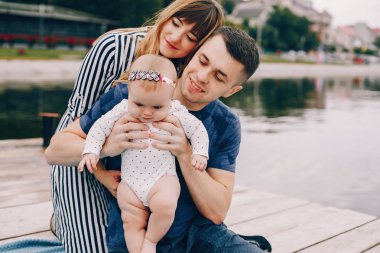 Yaz parkında oynayan sevimli bir aile.