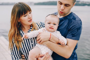 Yaz parkında oynayan sevimli bir aile.