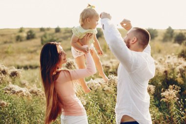 Aile var eğlenceli bir parkta