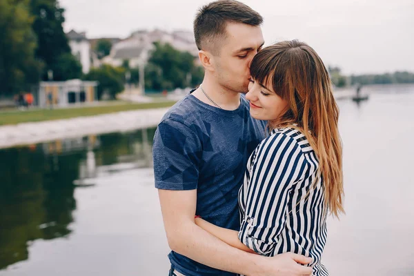 Hermosa pareja pasar tiempo cerca del agua — Foto de Stock