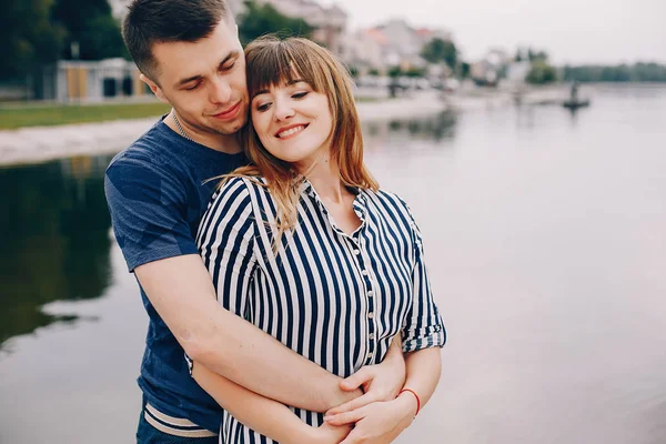 Hermosa pareja pasar tiempo cerca del agua —  Fotos de Stock