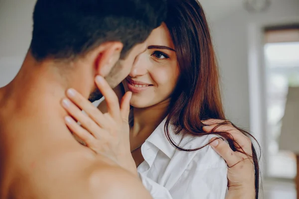 Bonito casal em casa — Fotografia de Stock