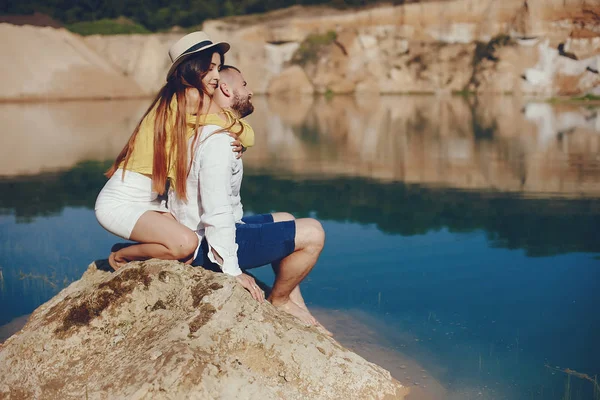 Pareja cerca de agua azul —  Fotos de Stock