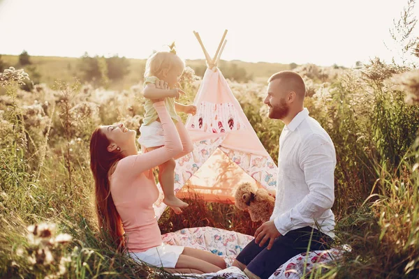 Familjen ha roligt i en park — Stockfoto