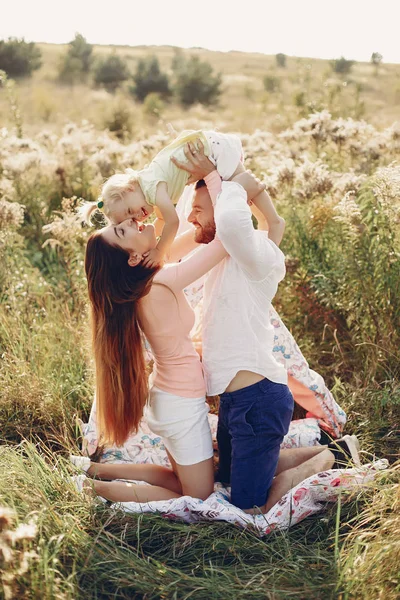 Familie hat Spaß im Park — Stockfoto