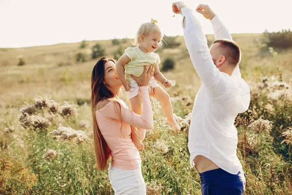 La famille s'amuse dans un parc — Photo