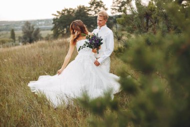 Güzel düğün çifti bir yaz alanında