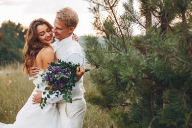 Güzel düğün çifti bir yaz alanında