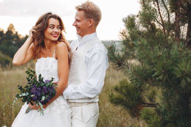 Güzel düğün çifti bir yaz alanında