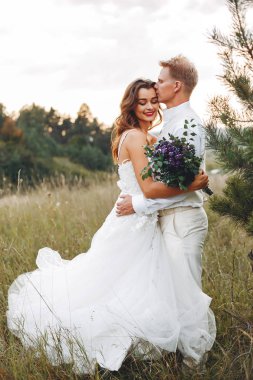 Güzel düğün çifti bir yaz alanında