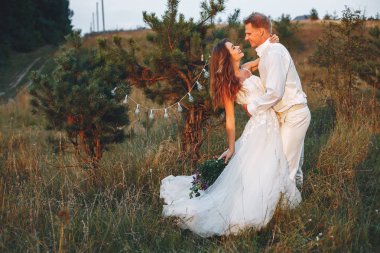 Güzel düğün çifti bir yaz alanında