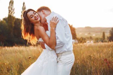 Güzel düğün çifti bir yaz alanında