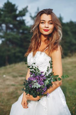 Güzel gelin bir yaz alanda yürüyüş