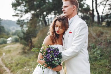 Güzel düğün çifti bir yaz alanında