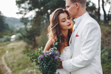 Güzel düğün çifti bir yaz alanında