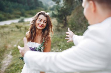 Güzel düğün çifti bir yaz alanında