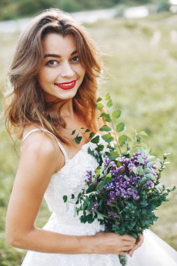 Güzel gelin bir yaz alanda yürüyüş