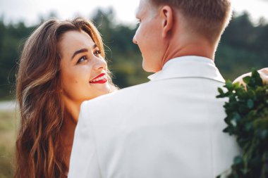 Güzel düğün çifti bir yaz alanında