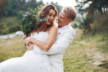 Güzel düğün çifti bir yaz alanında