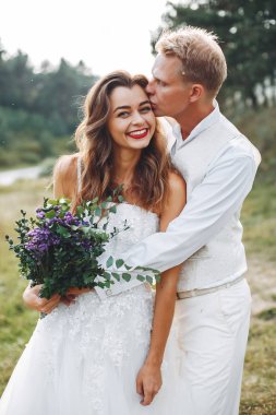 Güzel düğün çifti bir yaz alanında