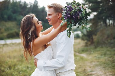 Güzel düğün çifti bir yaz alanında