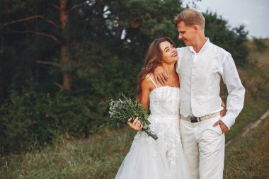 Güzel düğün çifti bir yaz alanında