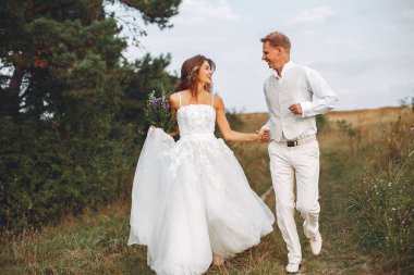 Güzel düğün çifti bir yaz alanında