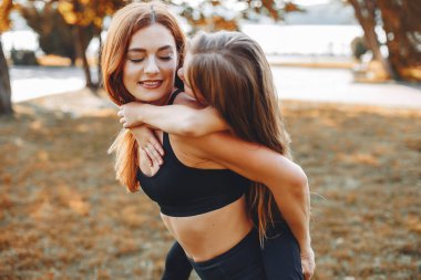 Bir yaz parkta spor aile