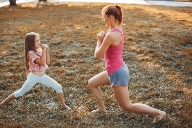 Bir yaz parkta spor aile