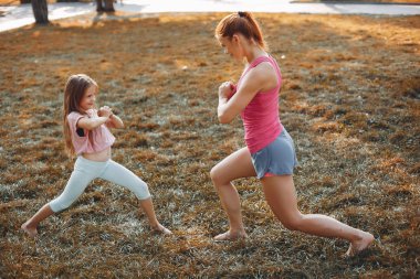 Bir yaz parkta spor aile