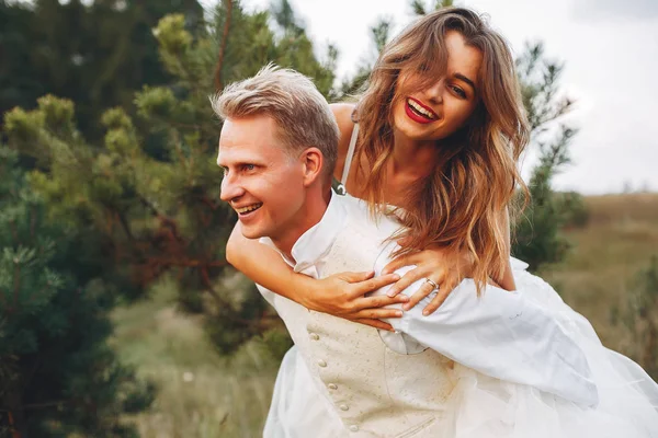 Schönes Hochzeitspaar in einem Sommerfeld — Stockfoto