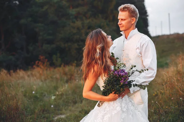 夏の畑で美しい結婚式のカップル — ストック写真