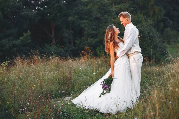 Schönes Hochzeitspaar in einem Sommerfeld — Stockfoto