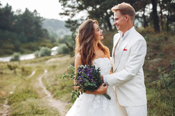 Schönes Hochzeitspaar in einem Sommerfeld — Stockfoto