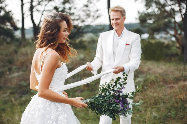 Schönes Hochzeitspaar in einem Sommerfeld — Stockfoto