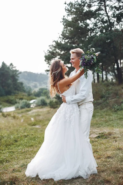Красива весільна пара в літньому полі — стокове фото