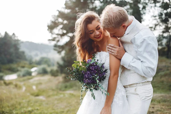 夏の畑で美しい結婚式のカップル — ストック写真