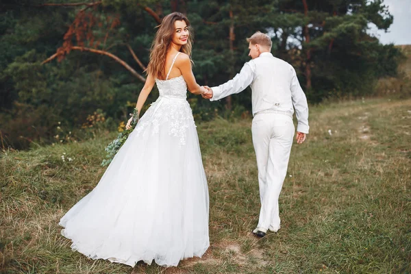 Schönes Hochzeitspaar in einem Sommerfeld — Stockfoto