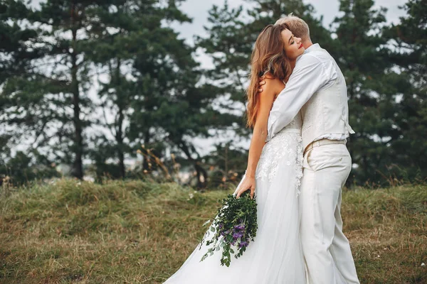 Красивая свадебная пара в летнем поле — стоковое фото