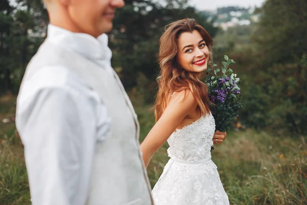 Schönes Hochzeitspaar in einem Sommerfeld — Stockfoto